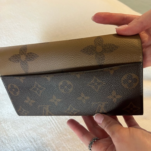 Louis Vuitton Monogram and Monogram Reverse Giant canvas wallet. Like new. - Picture 6 of 11